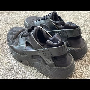 Black Nike huaraches